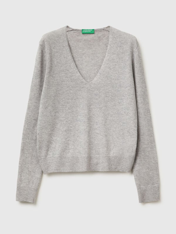 Suéter gris jaspeado con cuello de pico en pura lana merino Suéter gris jaspeado con cuello de pico en pura lana merino Mujer