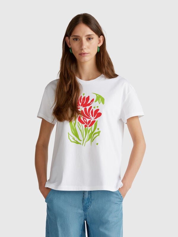 Camiseta regular con estampado de flores. Mujer