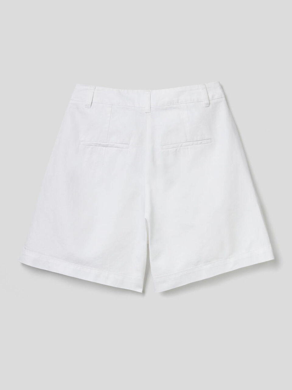 Pantalón corto con pernera amplia confeccionado en mezcla de lino image number 2