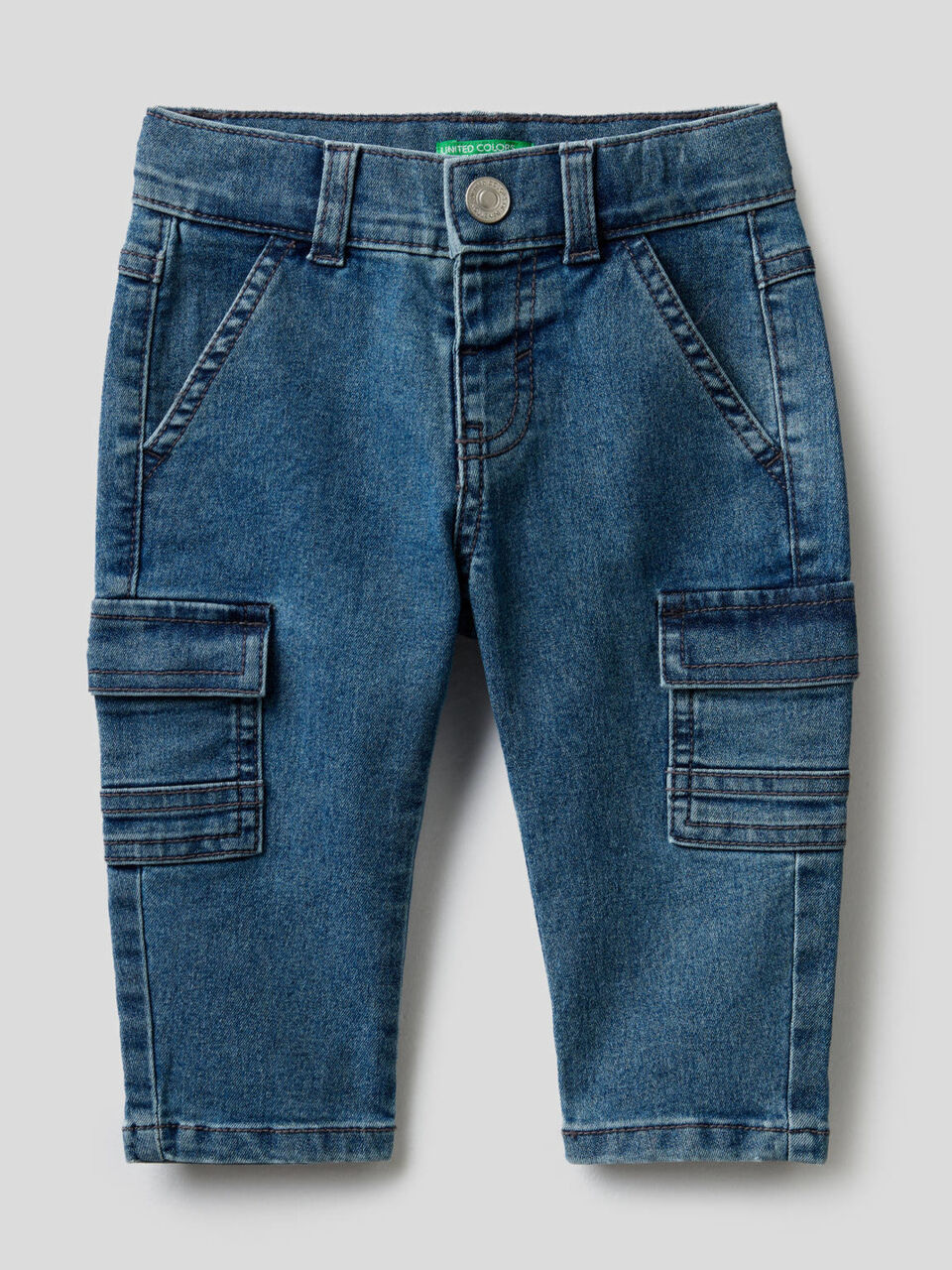 Pantalón cargo en denim elástico image number 1