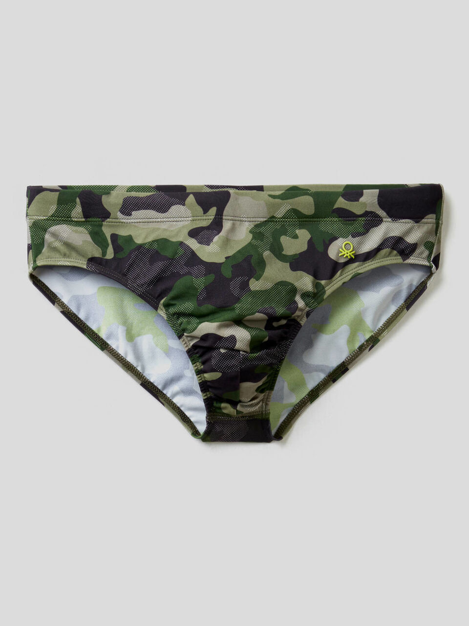 Bañador slip con estampado de camuflaje image number 1
