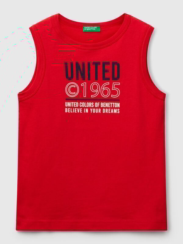 Camiseta sin mangas con cuello redondo en puro algodón orgánico. Estampado frontal con gráficos de logotipos. Ligeras y cómodas, perfectas para los días más calurosos. Artículo confeccionado con tejido que contenga al menos un 95% de algodón orgánico. Niño