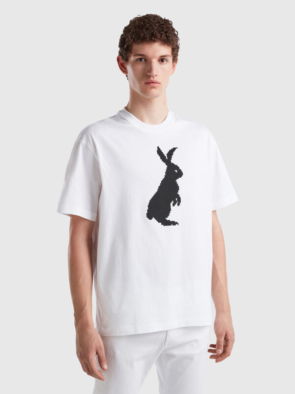 Camiseta blanca con estampado de conejo