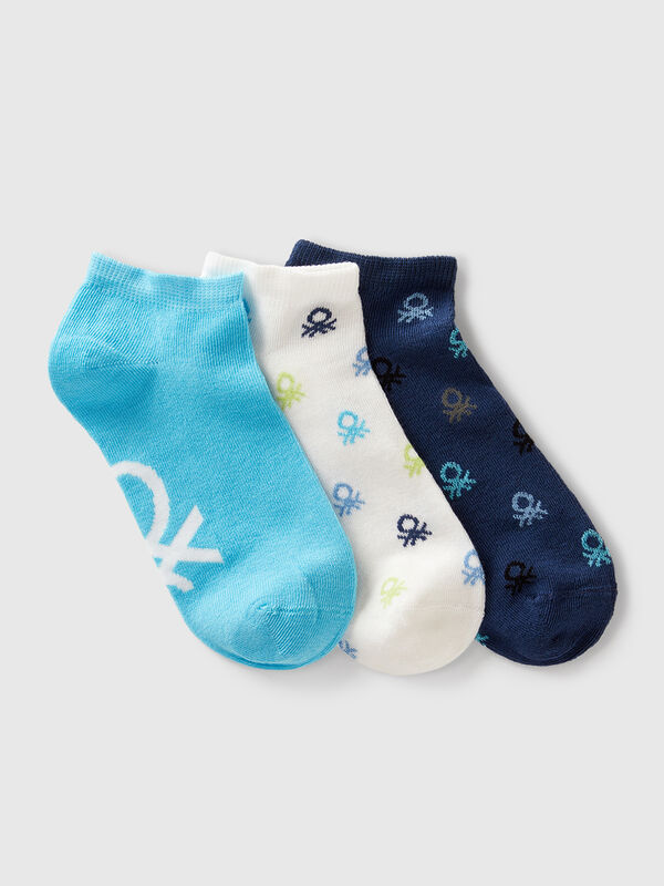Tres pares de calcetines con logos. Niño