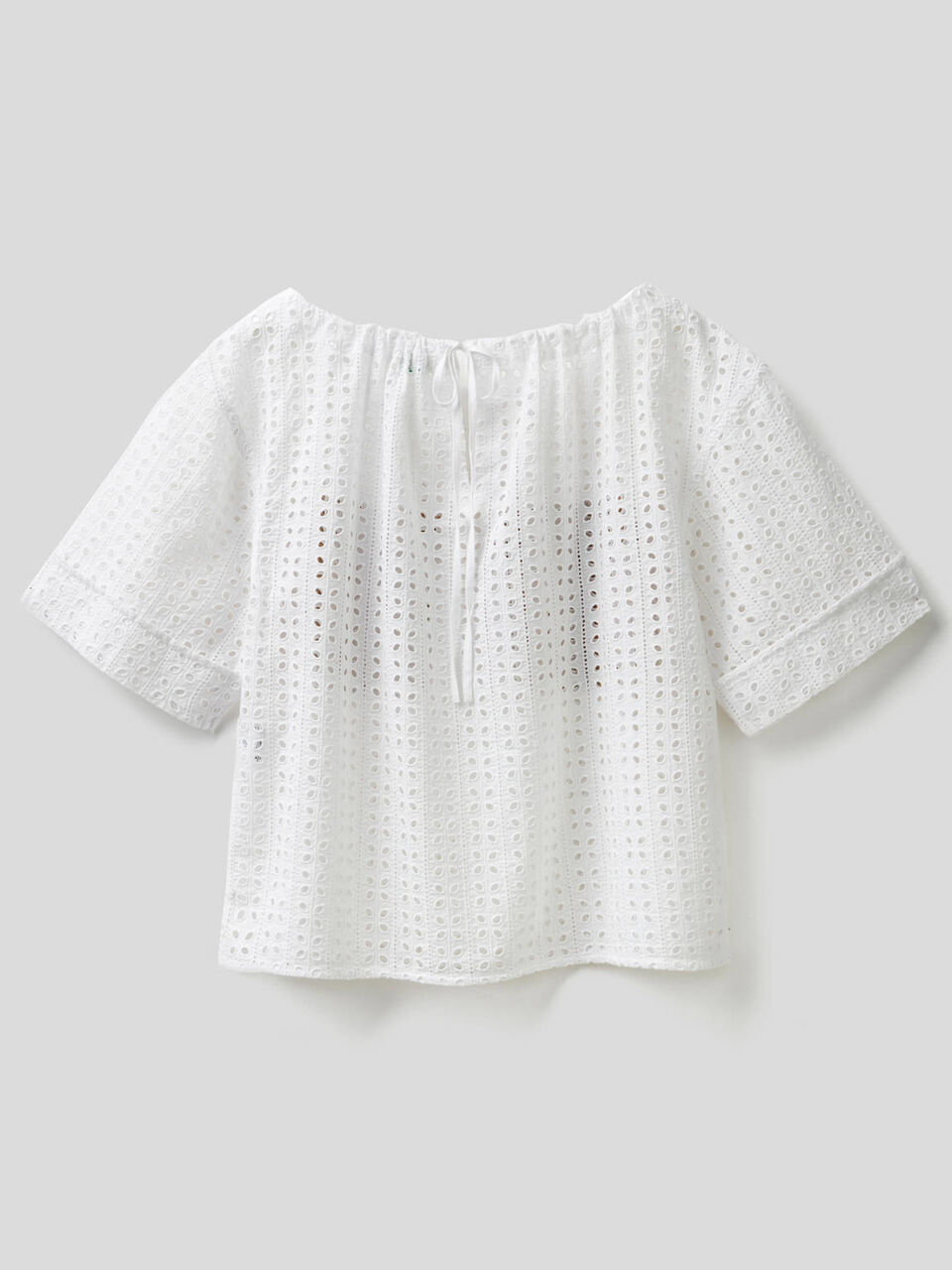 Blusa perforada con bolsillos image number 2