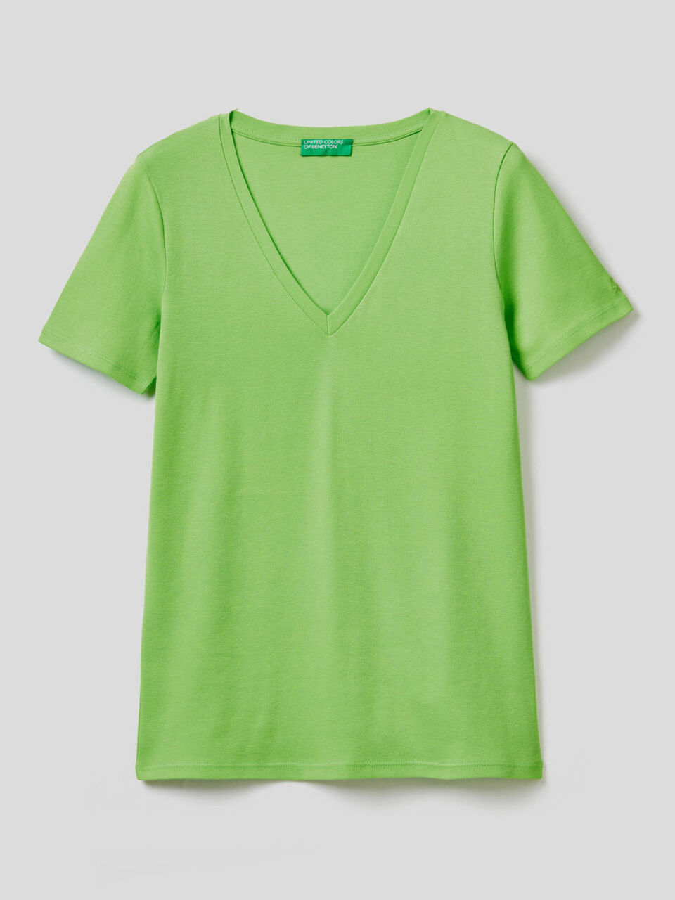 Camiseta de algodón puro con escote de pico image number 1