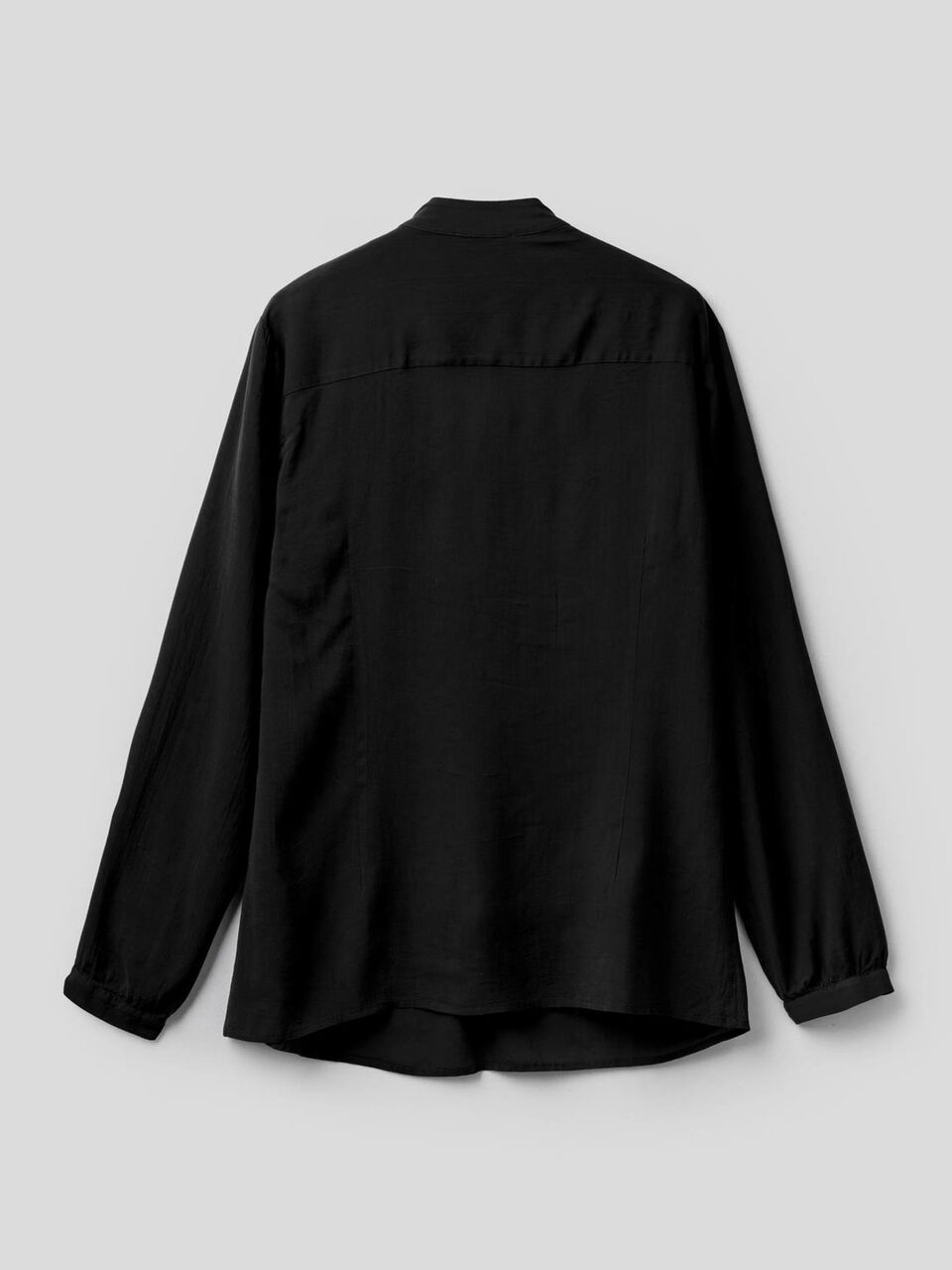 Blusa fluida con escote de pico image number 2