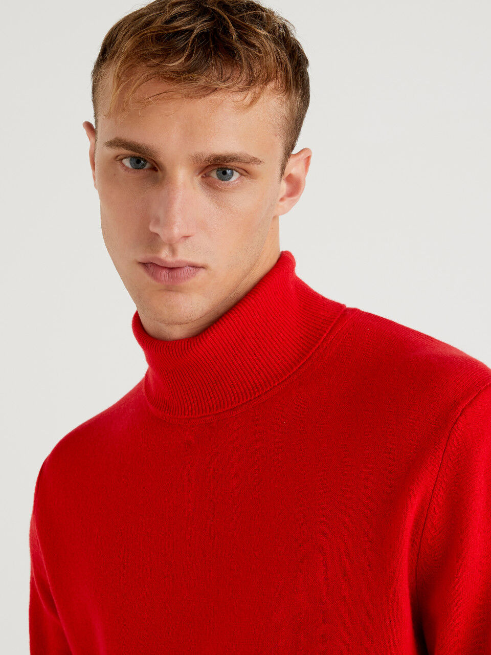 Jersey de cuello alto rojo de pura lana merina