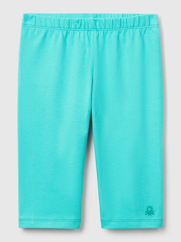 Leggings 3/4 de algodón elástico con logo bordado en la parte inferior de la pierna. Corte pitillo y cintura elástica interna. Práctico y confortable, perfecto para el verano. Niña