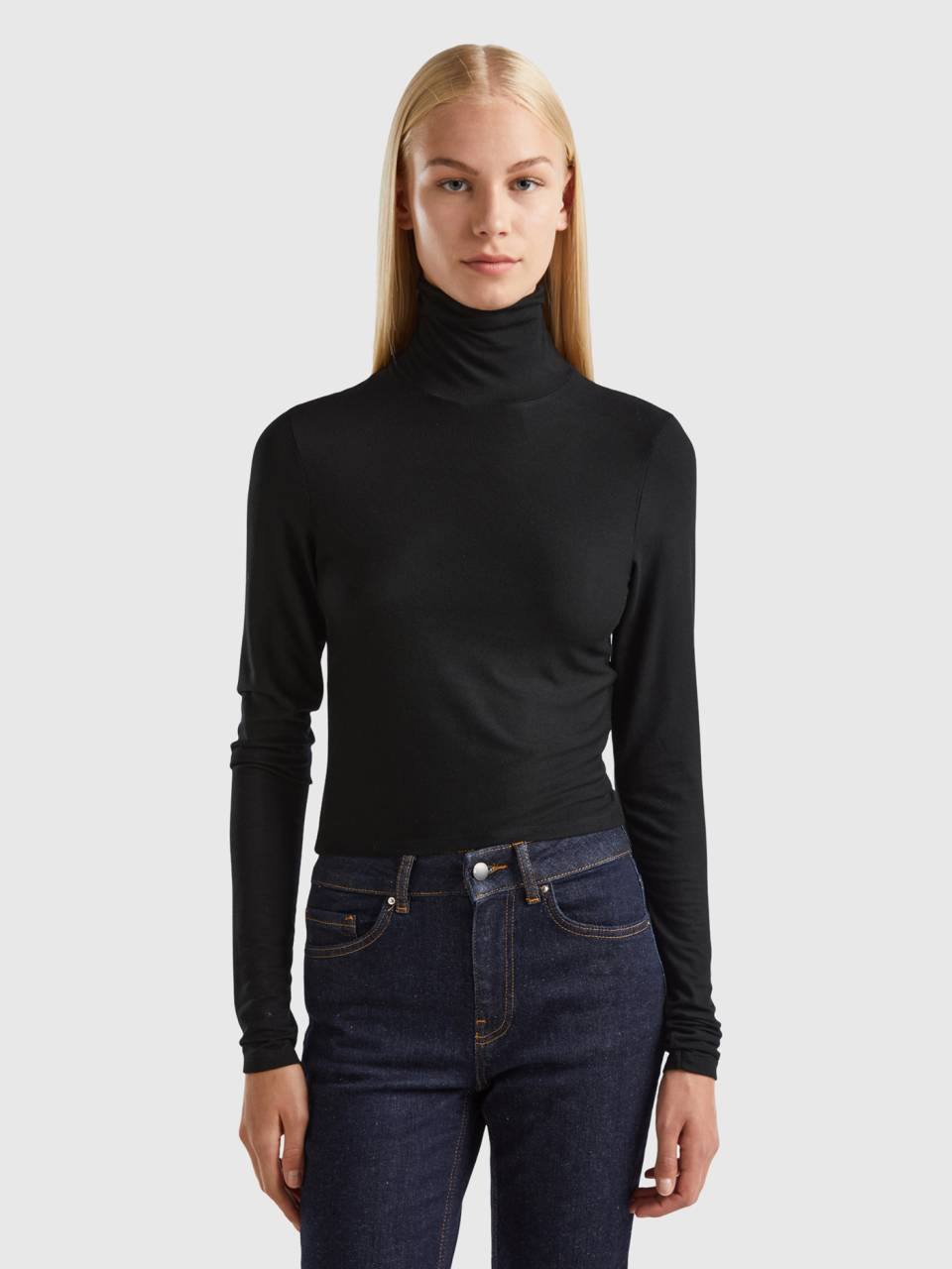 Camiseta cuello deals alto negro
